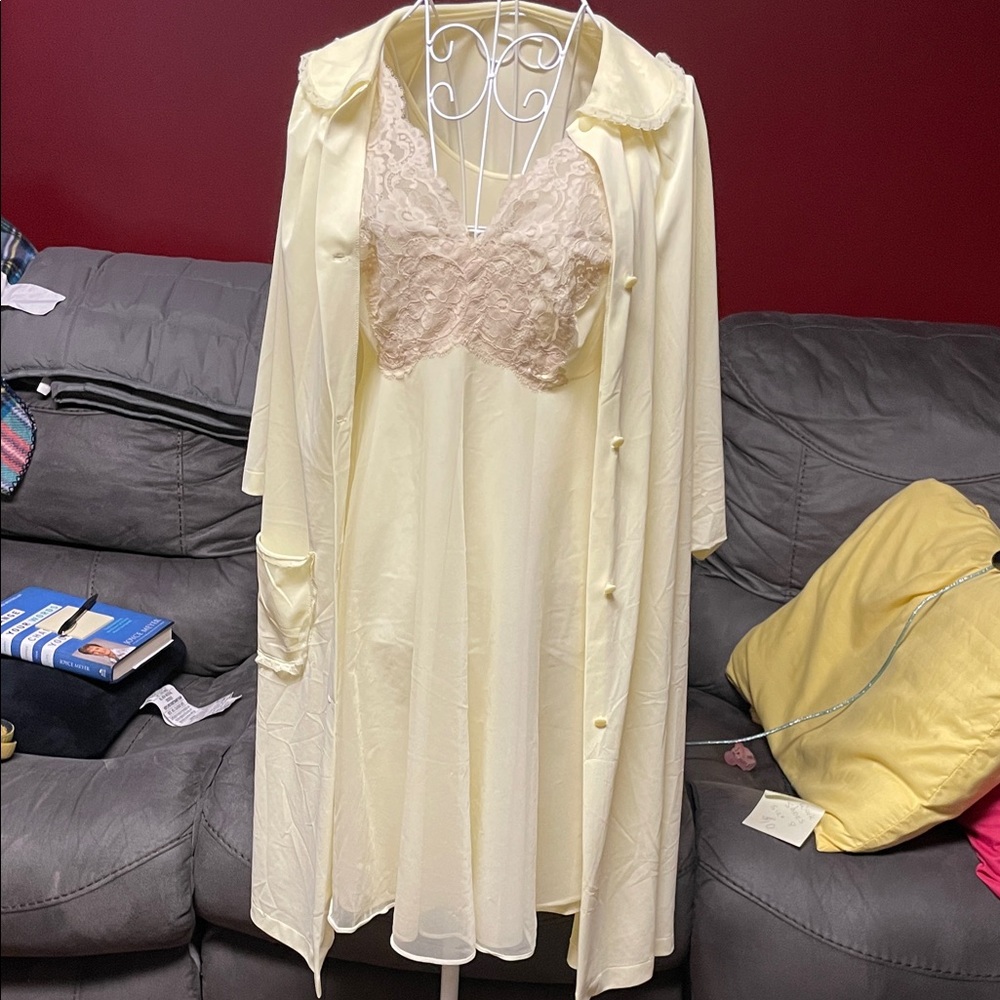 Chic Cream Lace Chemise with Robe